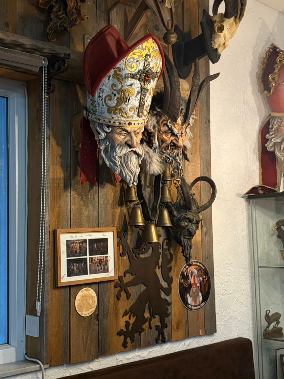 Krampuslauf Maske und Lederhosen