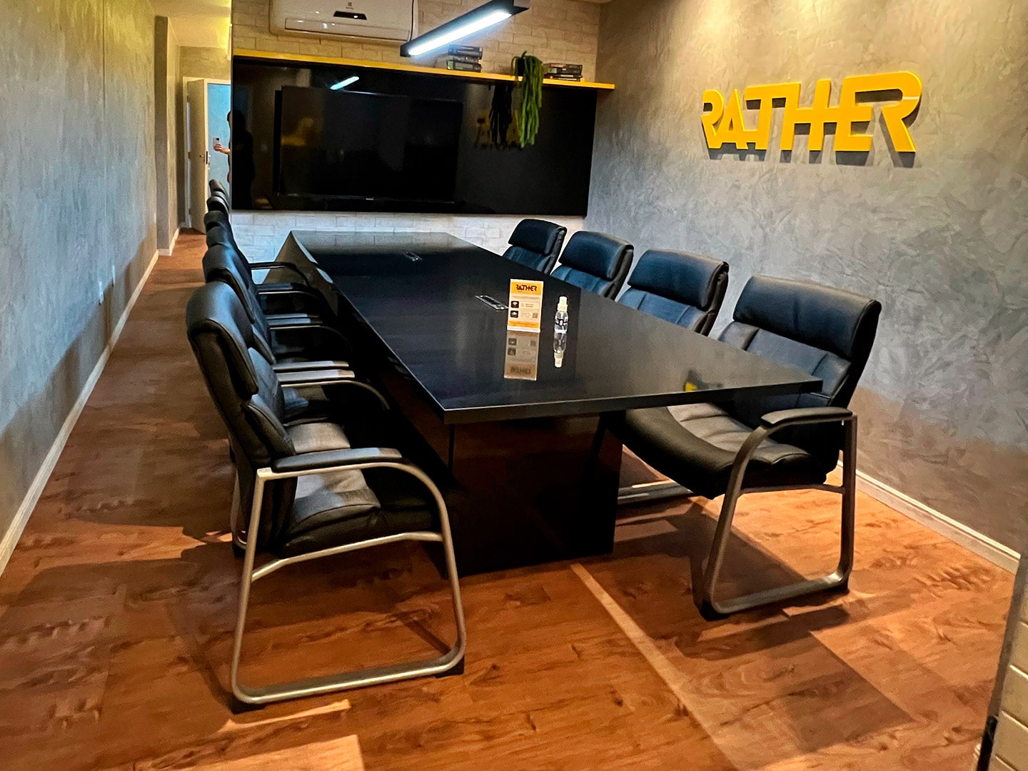 Pessoas interagindo no coworking