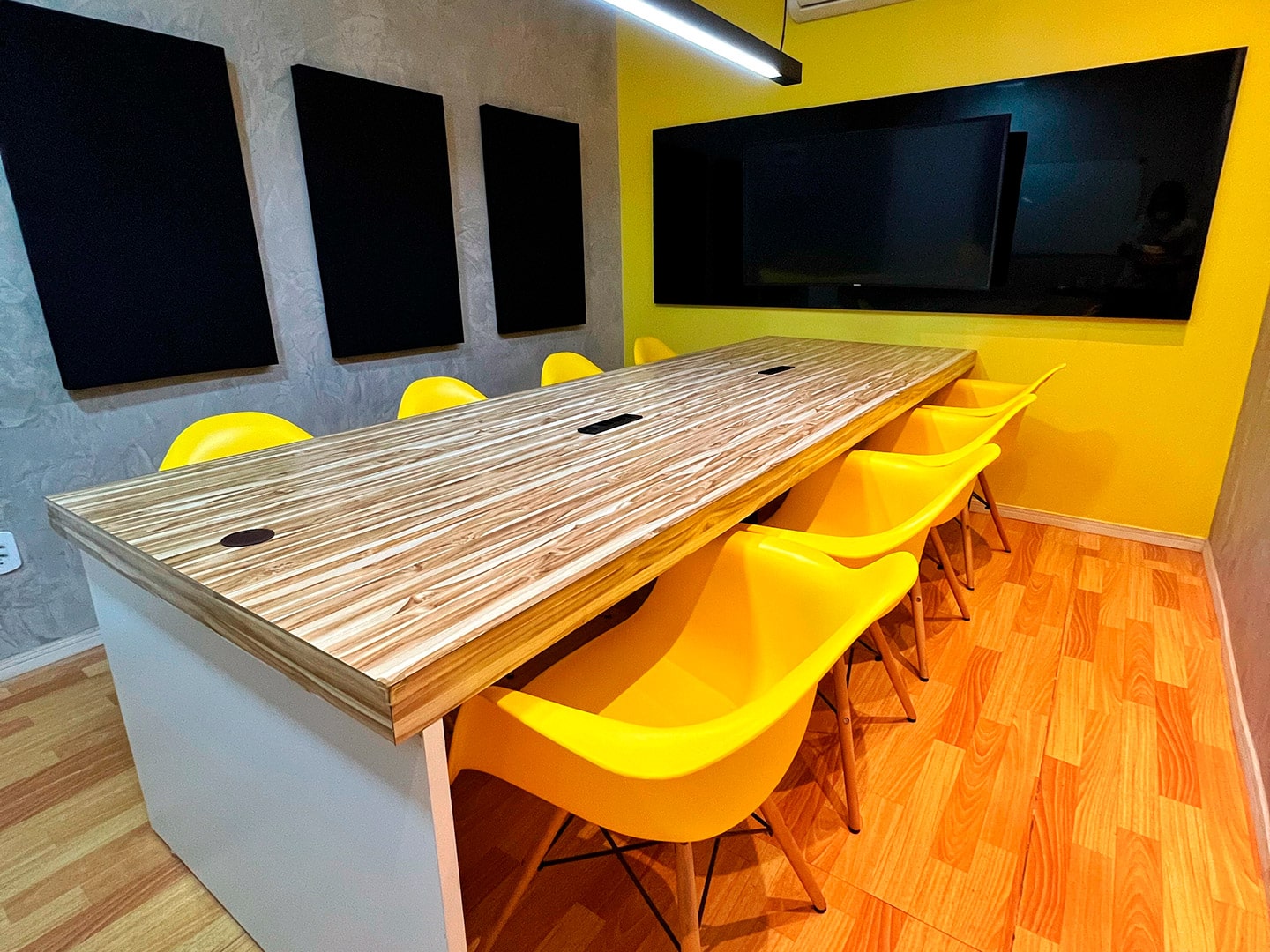 Espaço de coworking moderno e colaborativo