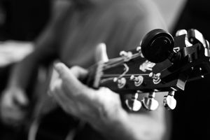 Bill Mullis performing live