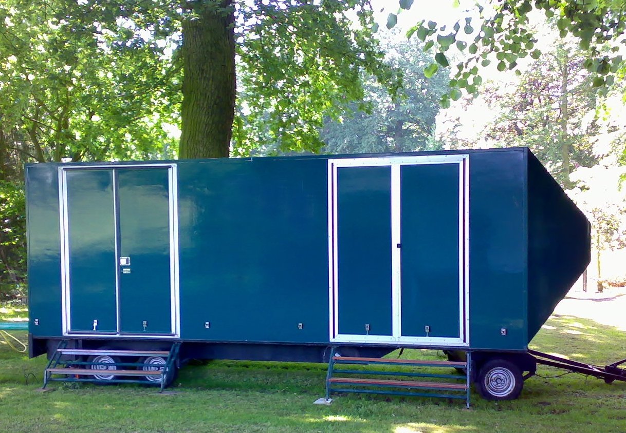 Netjes opgeruimde toiletwagens