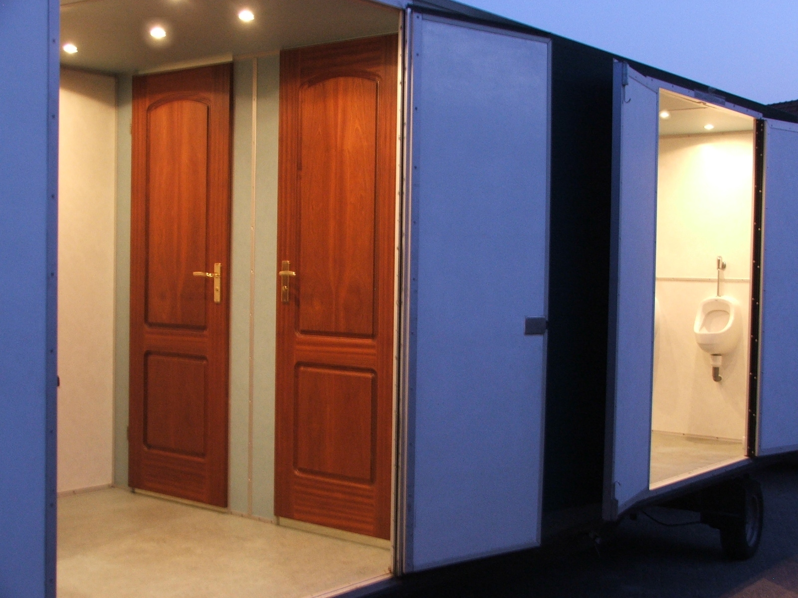 Grote toiletwagens met twee ingangen