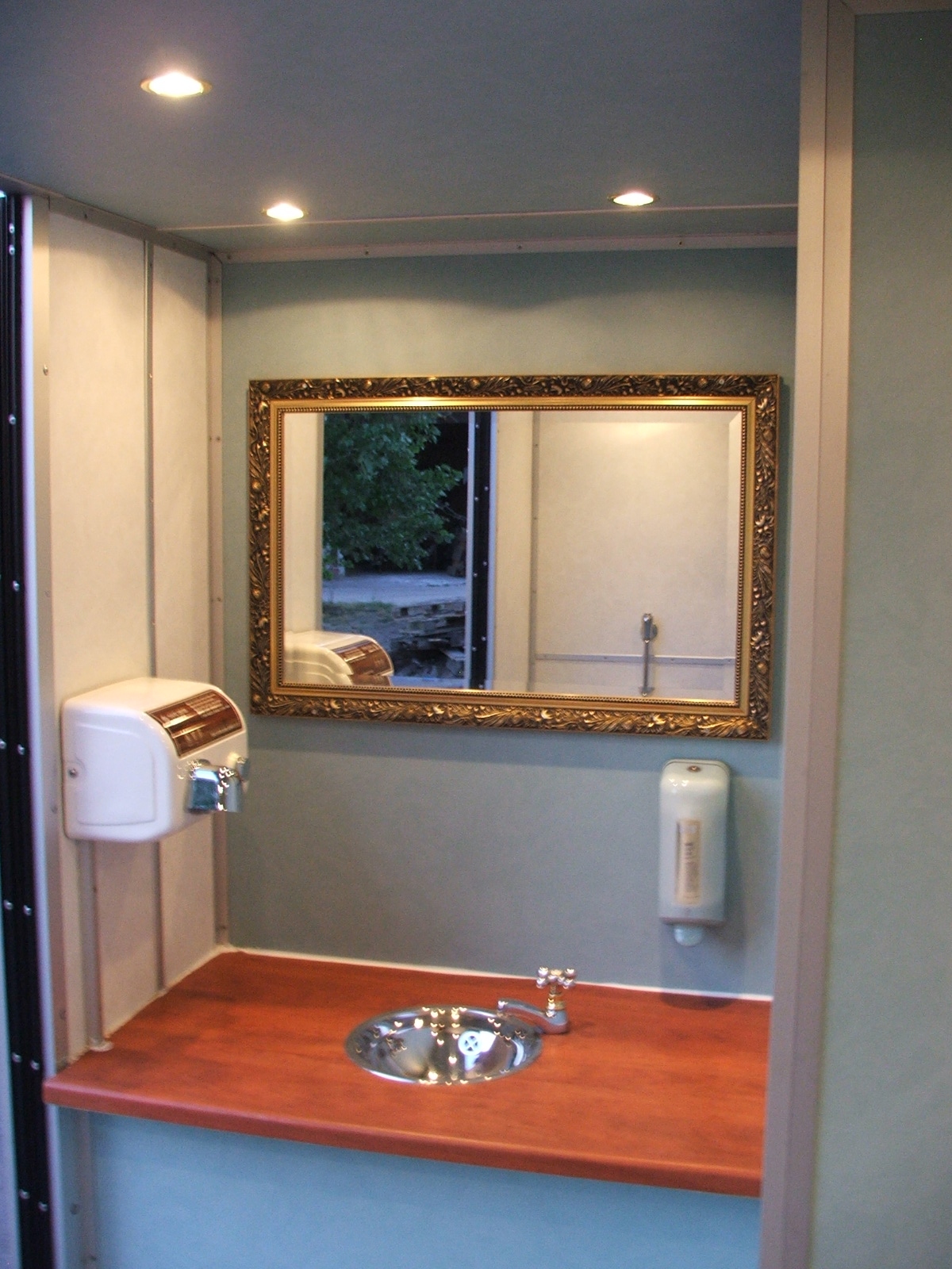 Luxe wastafel en toiletwagen combinatie