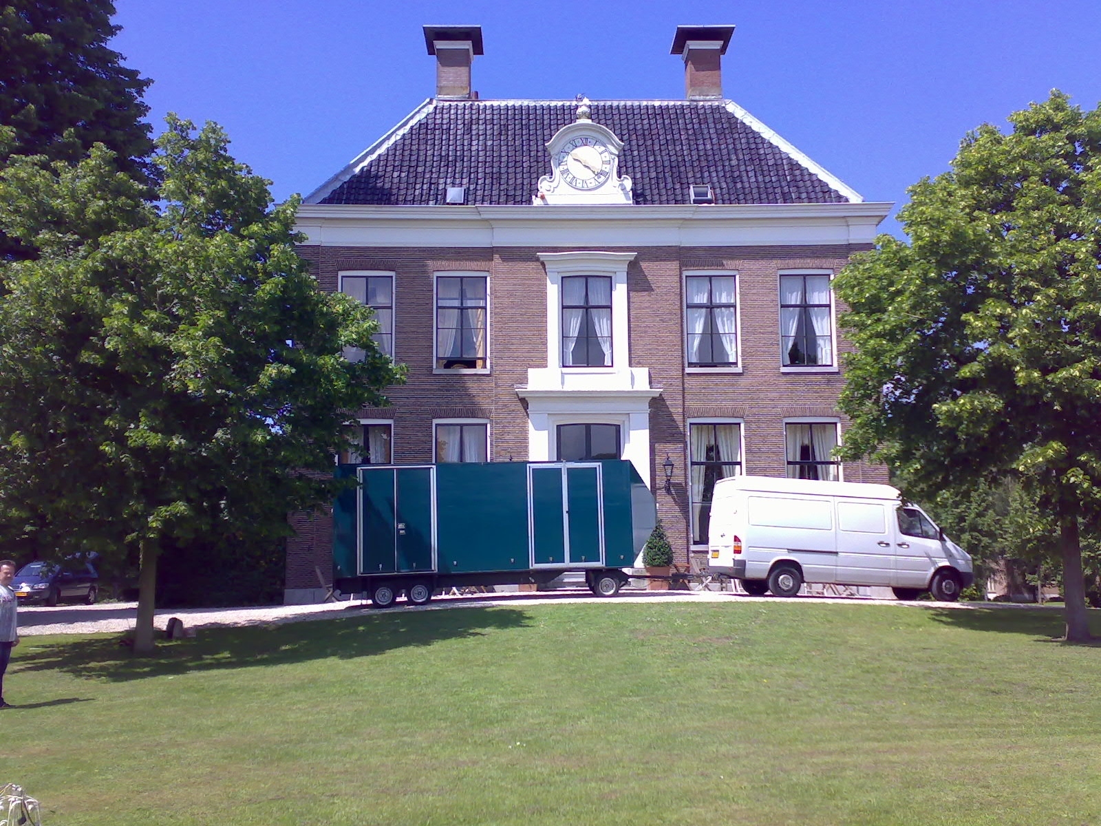 Luxe toiletwagen bij een evenement