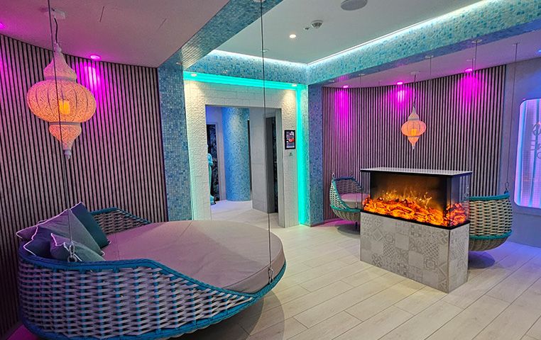 Pure Spa Ruheraum mit Kamin